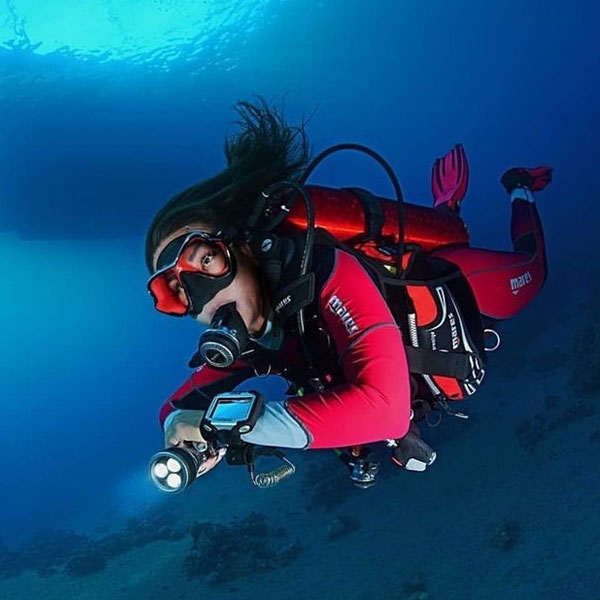 pratiquer la plongée ensemble femme rouge mares